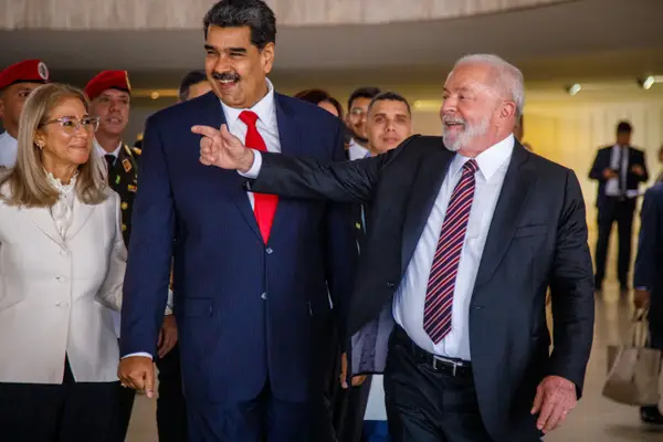 Governo Lula busca manter diálogo com a ditadura de Maduro enquanto enfrenta crises internas