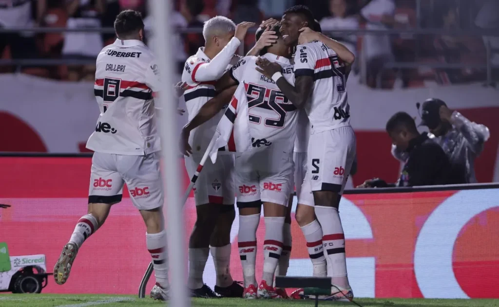 ão Paulo Vence o Clássico Majestoso com Gols de Lucas e Oscar no Morumbi