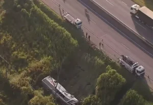 Ônibus Cai em Ribanceira na Dutra e Deixa Um Morto e 25 Feridos no Interior de SP